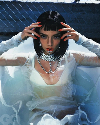 A cover of "Actress" cluster. The owner is weezee. The cluster consists of 7 elements.