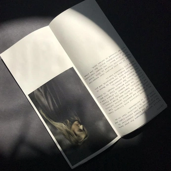 A cover of "Editorial - Dark" cluster. The owner is kfgrafik. The cluster consists of 22 elements.