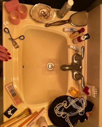 A cover of "Bathroom aesthetic" cluster. The owner is joananeziri. The cluster consists of 11 elements.