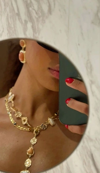 A cover of "Chocker" cluster. The owner is juliagabriele. The cluster consists of 1 element.