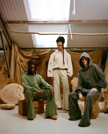 A cover of "47' Worn Worldwide" cluster. The owner is adcontra. The cluster consists of 38 elements.