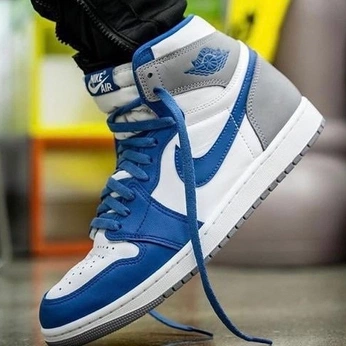 A cover of "Shoes" cluster. The owner is maniesco. The cluster consists of 20 elements.