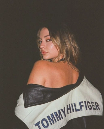 A cover of "Wifeee😍🙀" cluster. The owner is emilysx. The cluster consists of 3 elements.