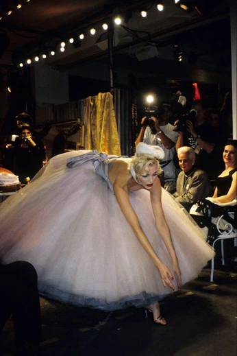 A cover of "christian dior" cluster. The owner is bellahorn. The cluster consists of 4 elements.