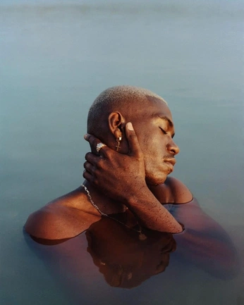 A cover of "PHOTO INSPO" cluster. The owner is andressarabia. The cluster consists of 2 elements.