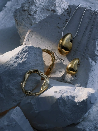 A cover of "Jewelry still life" cluster. The owner is chanelfarkas. The cluster consists of 23 elements.