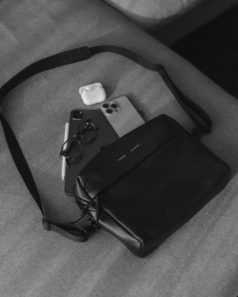 A cover of "Messenger bag" cluster. The owner is elyte. The cluster consists of 23 elements.