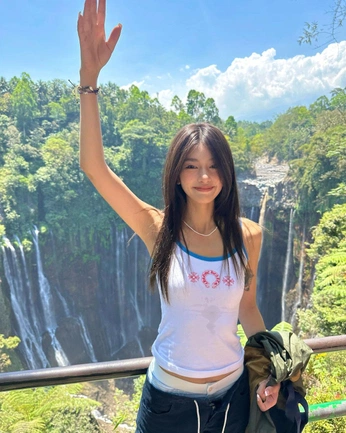 A cover of "First" cluster. The owner is itssandddddy. The cluster consists of 1 element.