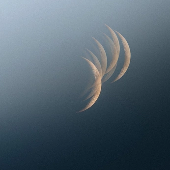 A cover of "⏾" cluster. The owner is kinkaned. The cluster consists of 37 elements.