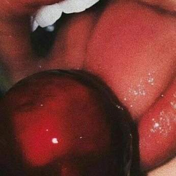 A cover of "FEMME FATALE" cluster. The owner is vrgojsmn8. The cluster consists of 41 elements.