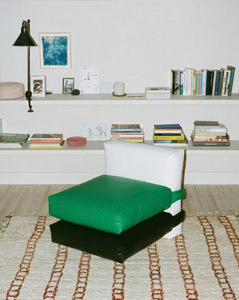 A cover of "Chaises" cluster. The owner is criscsns. The cluster consists of 15 elements.