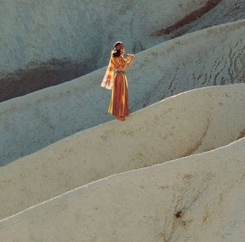 A cover of "Mystic Awe" cluster. The owner is marwa. The cluster consists of 2 elements.