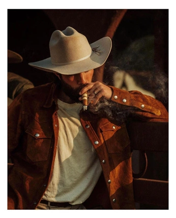 A cover of "Entre fumée" cluster. The owner is christiannnneee. The cluster consists of 4 elements.