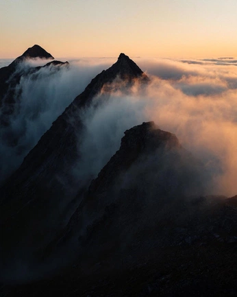 A cover of "montagne" cluster. The owner is qwesh. The cluster consists of 12 elements.