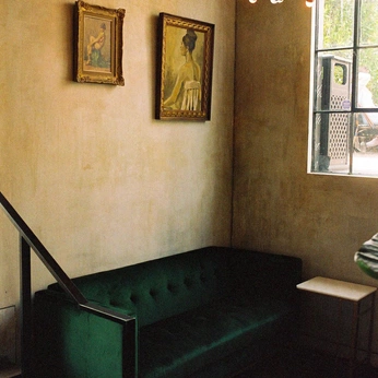 A cover of "stanze vuote" cluster. The owner is whataboutangeles. The cluster description is "siamo indivisibili siamo uguali e fragili ma siamo già così lontani". The cluster consists of 172 elements.