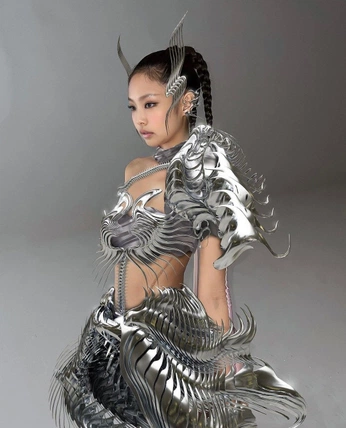 A cover of "jennie or lisa vibes" cluster. The owner is web.demonec. The cluster consists of 25 elements.