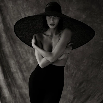 A cover of "Fashion Eidtorials" cluster. The owner is theeditedroom. The cluster consists of 53 elements.