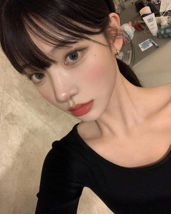 A cover of "Cosmetics" cluster. The owner is blueraspberry. The cluster consists of 4 elements.