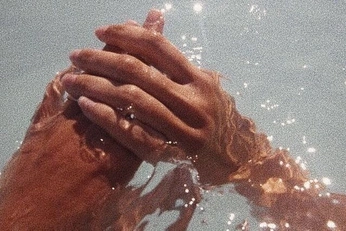 A cover of "rosa himmel" cluster. The owner is catalinnnacatica. The cluster consists of 7 elements.