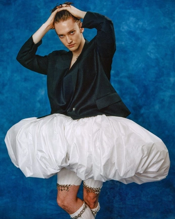 A cover of "Thom Browne" cluster. The owner is loliebn. The cluster consists of 9 elements.