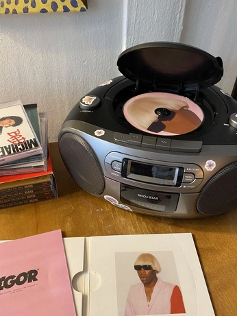 A cover of "VISION BOARD" cluster. The owner is radtastictaylor. The cluster consists of 1 element.