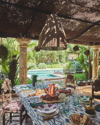 A cover of "IYADE" cluster. The owner is mahaneela. The cluster consists of 5 elements.