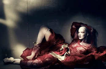 A cover of "Paolo Roversi" cluster. The owner is luxblues. The cluster consists of 6 elements.