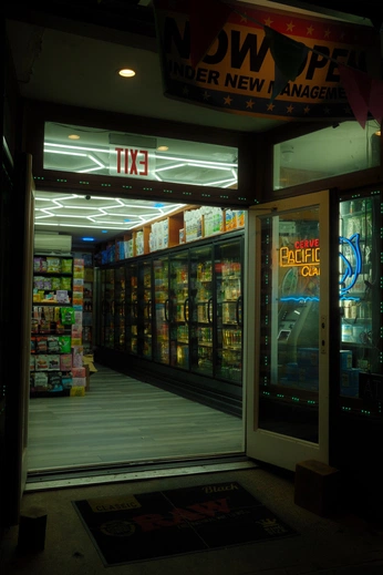 A cover of "bodega" cluster. The owner is lwkymadeit. The cluster consists of 18 elements.