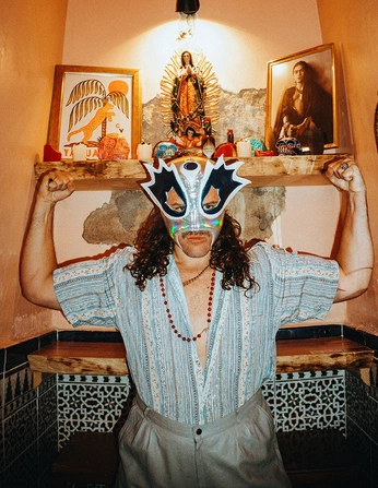 A cover of "La Insurgente|Moodboard" cluster. The owner is ajonegromkt. The cluster consists of 14 elements.