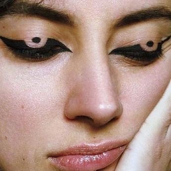 A cover of "makkeup" cluster. The owner is violetaruiz. The cluster consists of 5 elements.