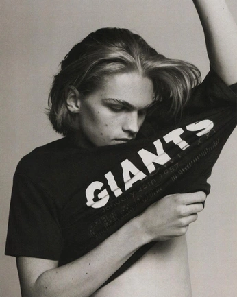 A cover of "🙇🏻" cluster. The owner is nicholsonb. The cluster consists of 3 elements.