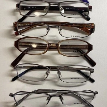 A cover of "Glasses" cluster. The owner is yannabryanna. The cluster consists of 5 elements.