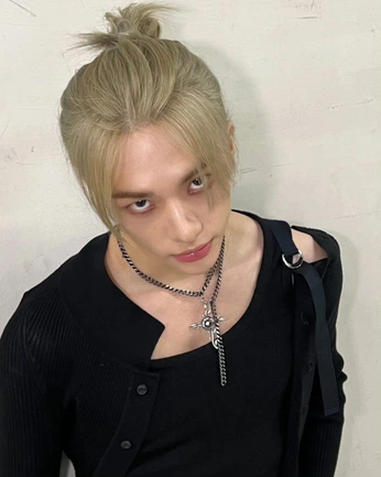 A cover of "hyunjin/현진" cluster. The owner is aka.folio. The cluster consists of 42 elements.