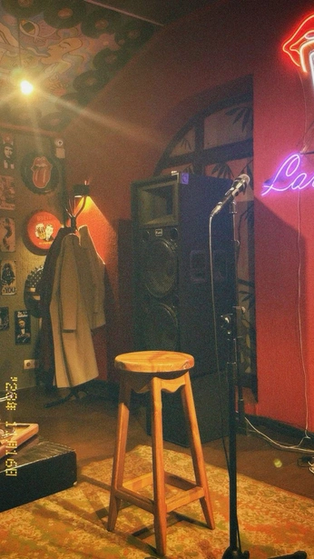 A cover of "Budwesier" cluster. The owner is dingusdangus. The cluster consists of 458 elements.