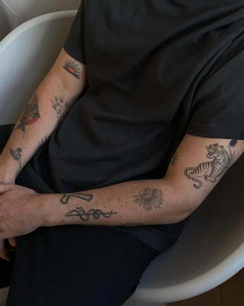 A cover of "Tattoo" cluster. The owner is tomifko. The cluster consists of 34 elements.