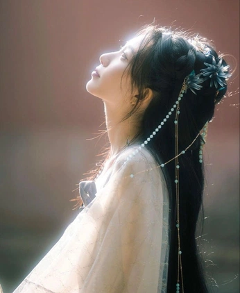 A cover of "ESMERALDA ENTALPIA" cluster. The owner is hemeraphotograph. The cluster consists of 18 elements.