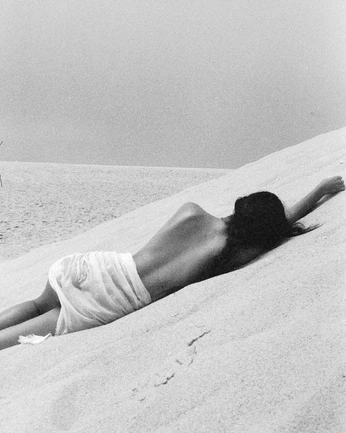 A cover of "Photo: Editoria" cluster. The owner is earlyclara. The cluster consists of 4 elements.