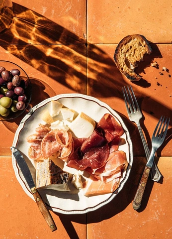 A cover of "DELi" cluster. The owner is yagmurcreates. The cluster consists of 11 elements.