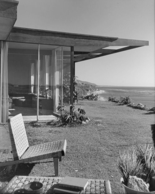 The Holiday House in Malibu, designed by architect Richard Neutra. Photo by Julius Shulman.