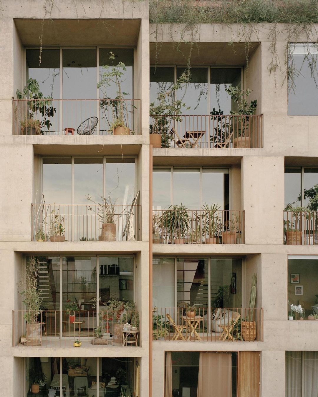 The Antonio Maceo 8 residential building by Taller Hector Barroso, 2021. Photo by Rory Gardiner.