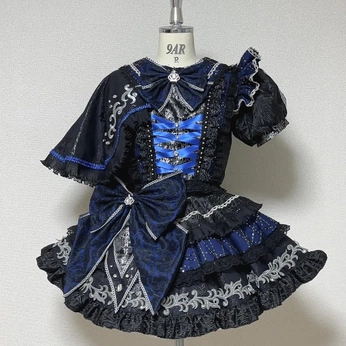 A cover of "Idol" cluster. The owner is falens. The cluster consists of 4 elements.