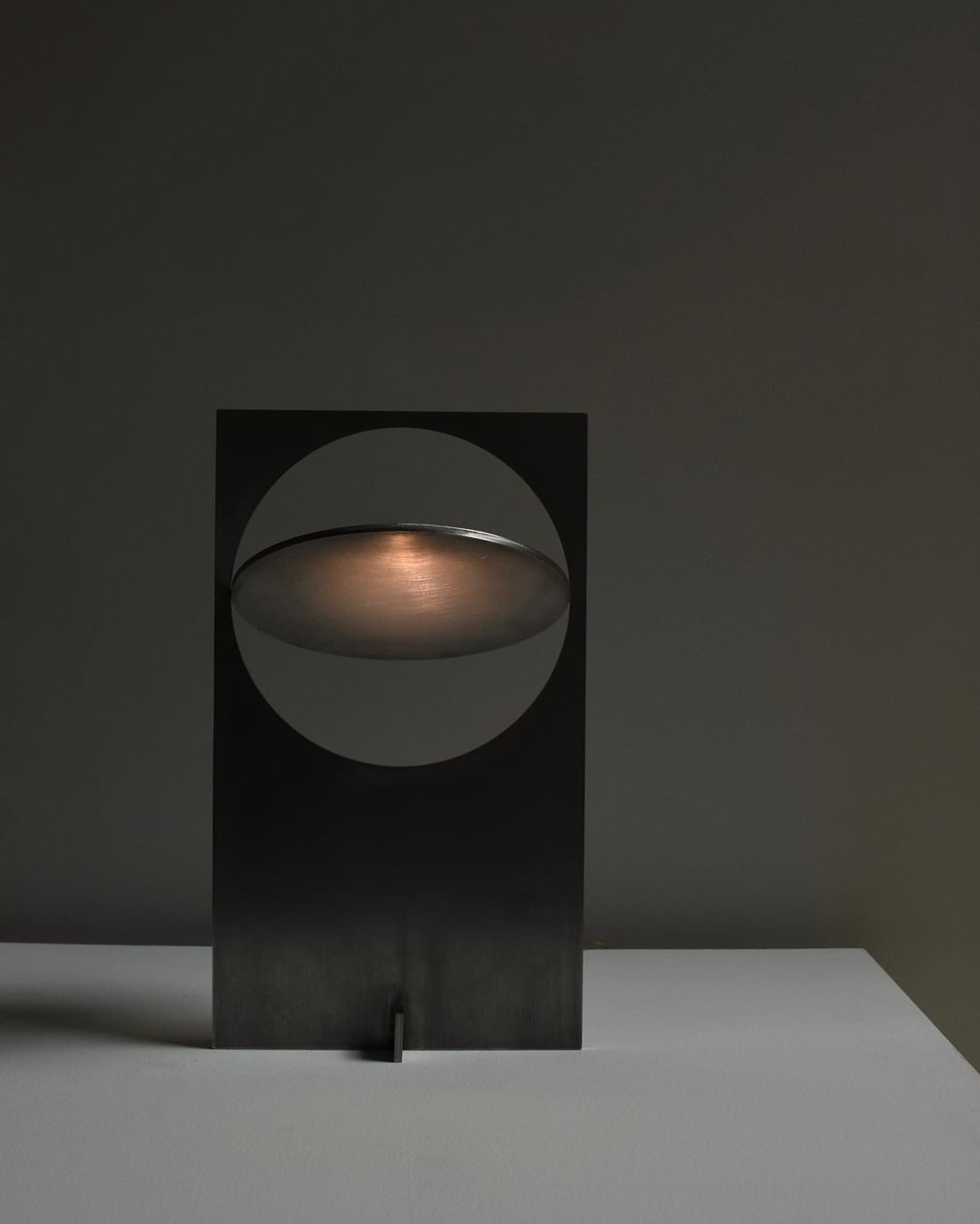 An Instagram  post added by aironauto on Feb 23, 2024. The author is @manuelbano. May present: lamp, sconce, table lamp, table, rectangle.