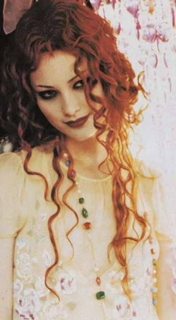 A cover of "Makeup" cluster. The owner is wtrmalon. The cluster consists of 11 elements.