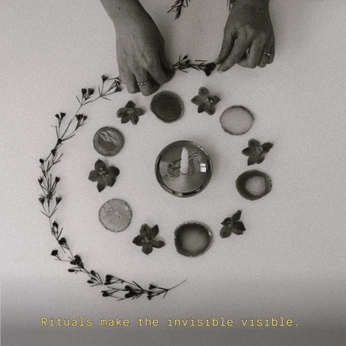 A cover of "CIRCLE" cluster. The owner is adriennetsteele. The cluster consists of 33 elements.