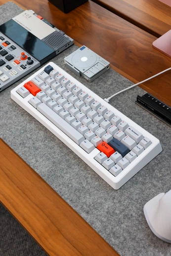 A cover of "[hello]" cluster. The owner is lalilelalo. The cluster consists of 1 element.