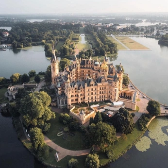 A cover of "Castles & Grand Estates" cluster. The owner is ellalsan. The cluster consists of 271 elements.