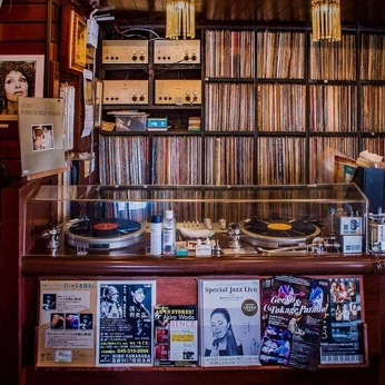 A cover of "a house for bhb and i" cluster. The owner is ariellenewton. The cluster consists of 65 elements.