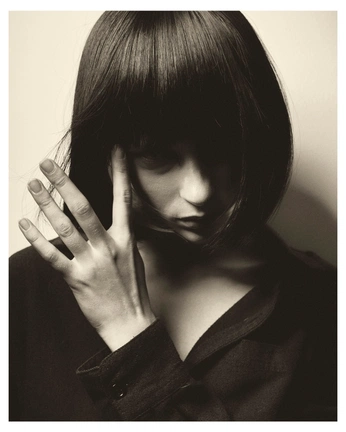 A cover of "Editorial" cluster. The owner is r. The cluster consists of 1 element.