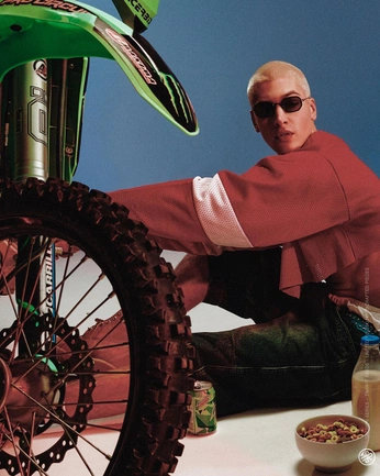 A cover of "Poses" cluster. The owner is deelikafonseka. The cluster consists of 5 elements.