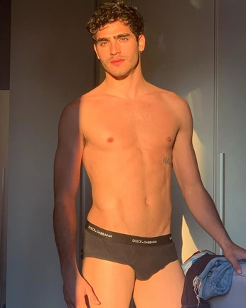 A cover of "Male in Undies" cluster. The owner is ozal. The cluster consists of 227 elements.